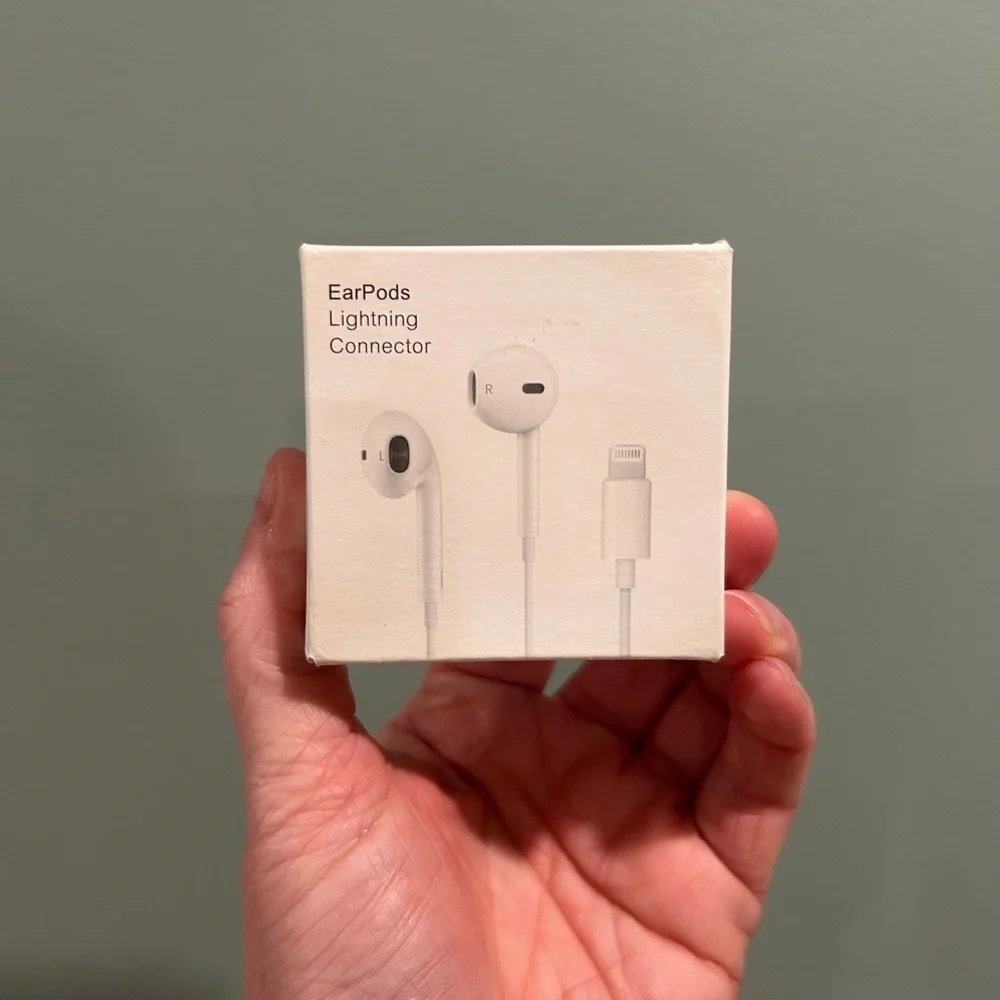 ✨BNWT - Apple EarPods with Lightning Connector✨